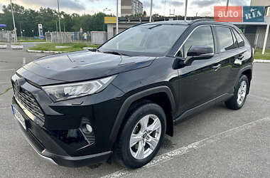 Позашляховик / Кросовер Toyota RAV4 2020 в 