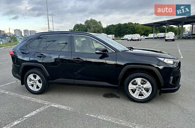 Позашляховик / Кросовер Toyota RAV4 2020 в 