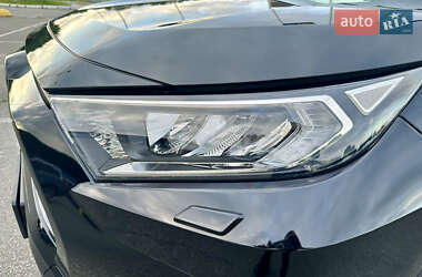 Позашляховик / Кросовер Toyota RAV4 2020 в 