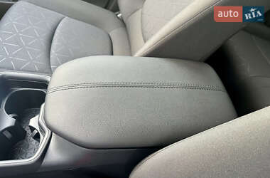 Позашляховик / Кросовер Toyota RAV4 2020 в 