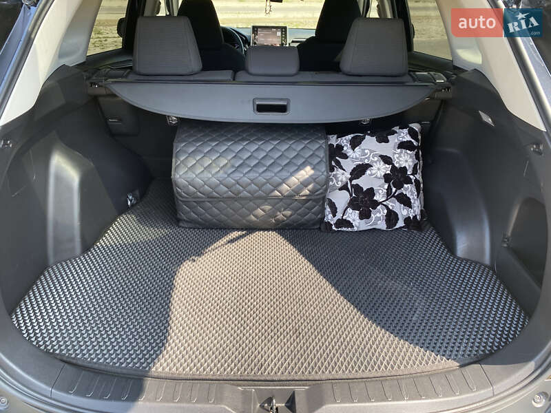 Позашляховик / Кросовер Toyota RAV4 2020 в Дніпрі