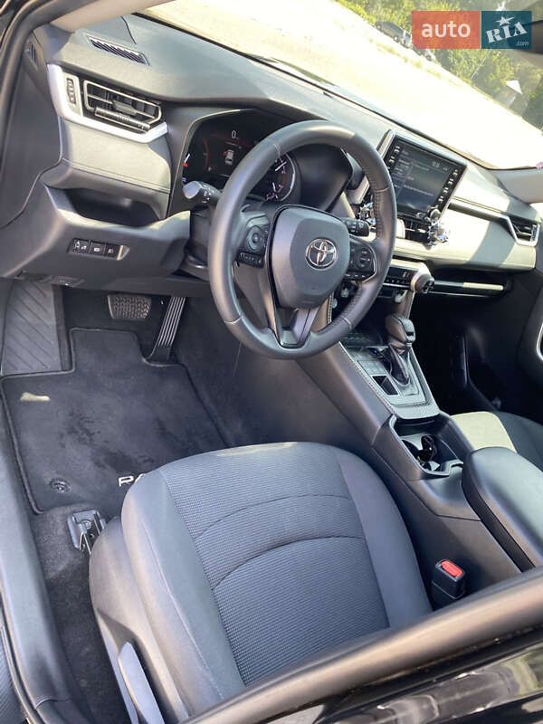 Позашляховик / Кросовер Toyota RAV4 2020 в Дніпрі