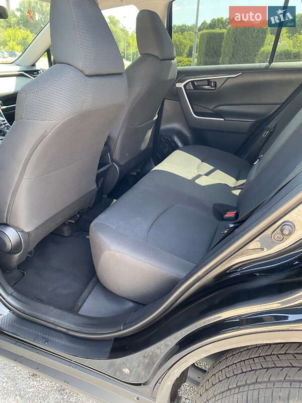 Позашляховик / Кросовер Toyota RAV4 2020 в Дніпрі