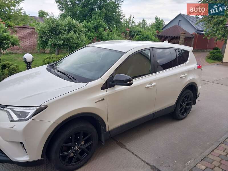 Внедорожник / Кроссовер Toyota RAV4 2018 в 