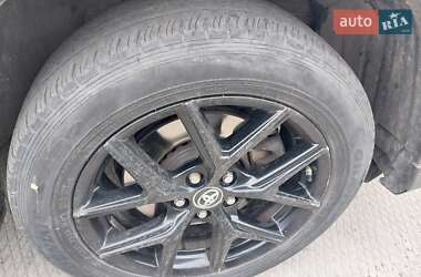 Внедорожник / Кроссовер Toyota RAV4 2018 в 