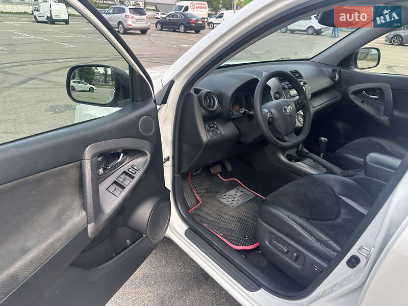 Внедорожник / Кроссовер Toyota RAV4 2010 в Киеве