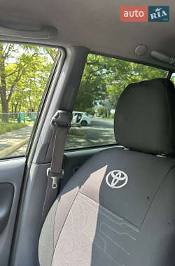 Внедорожник / Кроссовер Toyota RAV4 2002 в 