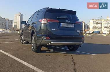 Позашляховик / Кросовер Toyota RAV4 2017 в 