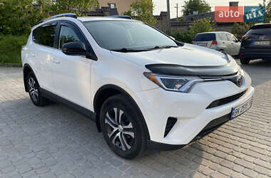 Внедорожник / Кроссовер Toyota RAV4 2016 в Ровно