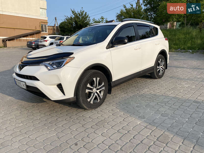 Позашляховик / Кросовер Toyota RAV4 2016 в Рівному
