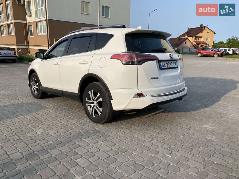 Позашляховик / Кросовер Toyota RAV4 2016 в Рівному
