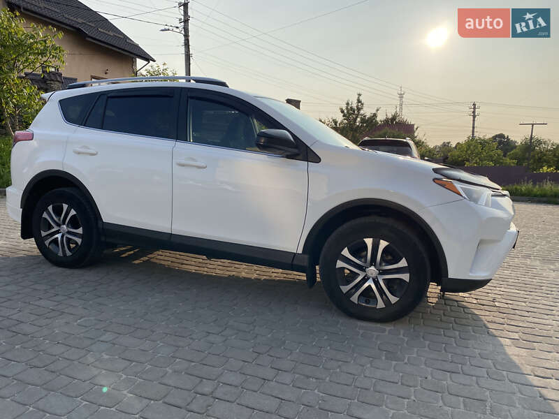 Позашляховик / Кросовер Toyota RAV4 2016 в Рівному