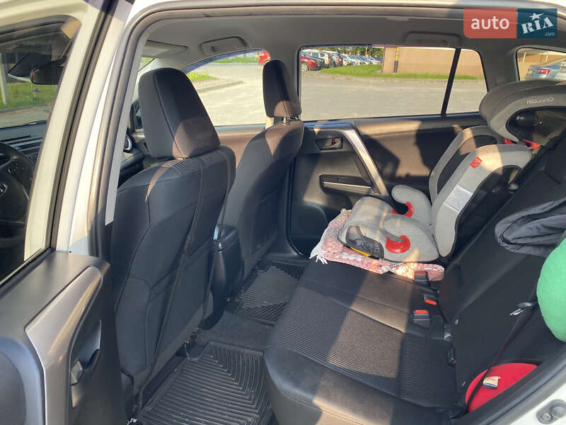 Позашляховик / Кросовер Toyota RAV4 2016 в Рівному