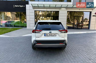 Внедорожник / Кроссовер Toyota RAV4 2019 в 