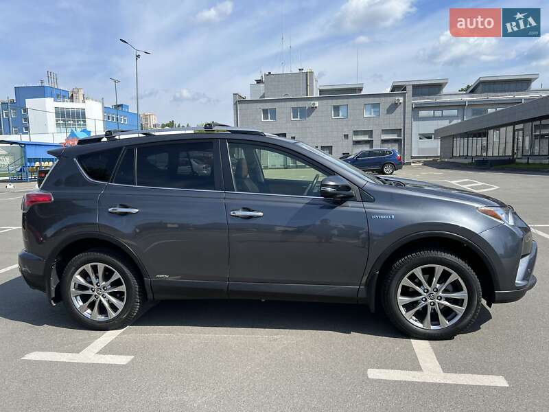 Внедорожник / Кроссовер Toyota RAV4 2017 в Киеве