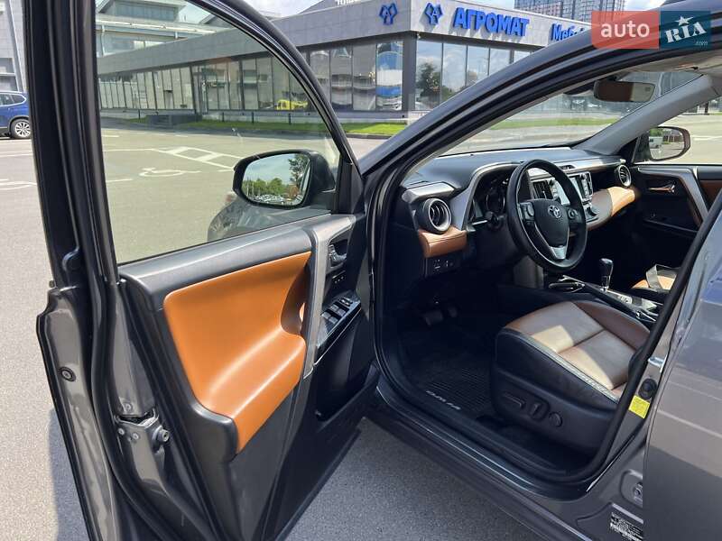 Внедорожник / Кроссовер Toyota RAV4 2017 в Киеве