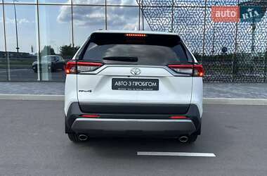 Внедорожник / Кроссовер Toyota RAV4 2021 в 