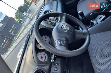 Позашляховик / Кросовер Toyota RAV4 2005 в 