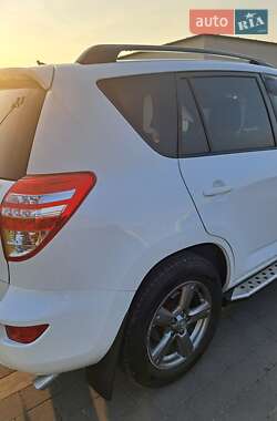 Внедорожник / Кроссовер Toyota RAV4 2012 в 