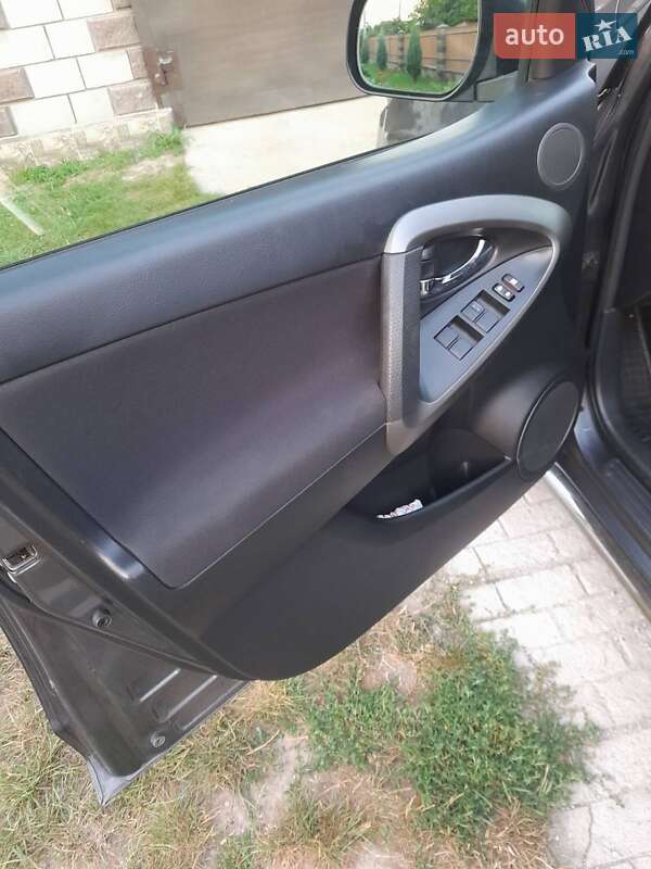 Внедорожник / Кроссовер Toyota RAV4 2011 в Звягеле