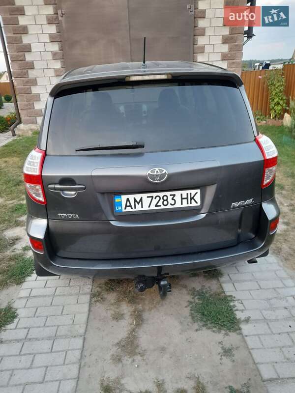 Внедорожник / Кроссовер Toyota RAV4 2011 в Звягеле