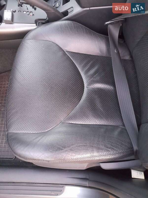 Внедорожник / Кроссовер Toyota RAV4 2011 в Звягеле