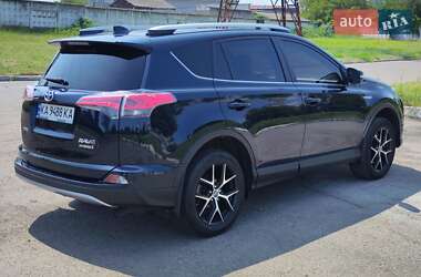 Внедорожник / Кроссовер Toyota RAV4 2017 в 