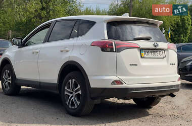Внедорожник / Кроссовер Toyota RAV4 2016 в 
