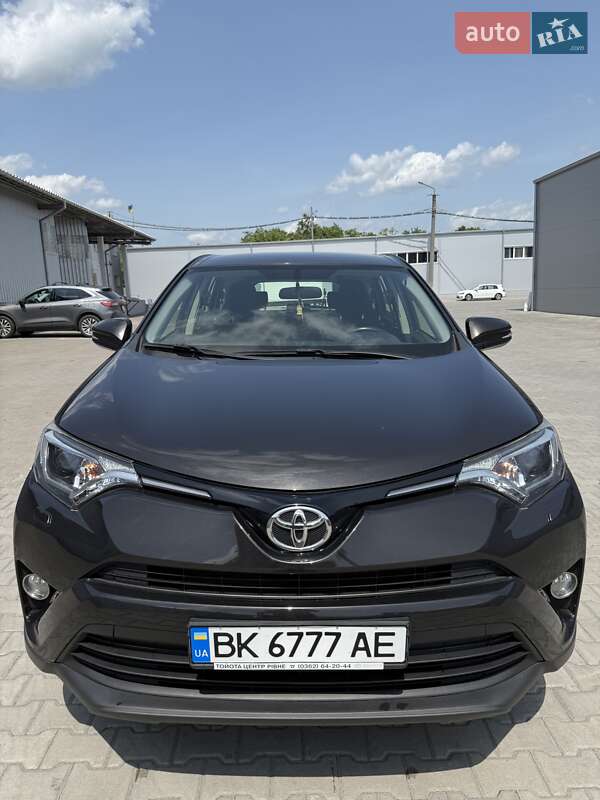 Внедорожник / Кроссовер Toyota RAV4 2016 в 