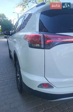 Внедорожник / Кроссовер Toyota RAV4 2017 в 