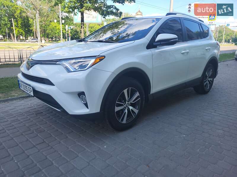Внедорожник / Кроссовер Toyota RAV4 2017 в 