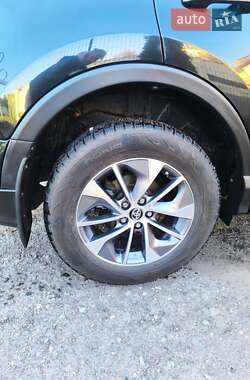 Внедорожник / Кроссовер Toyota RAV4 2018 в 