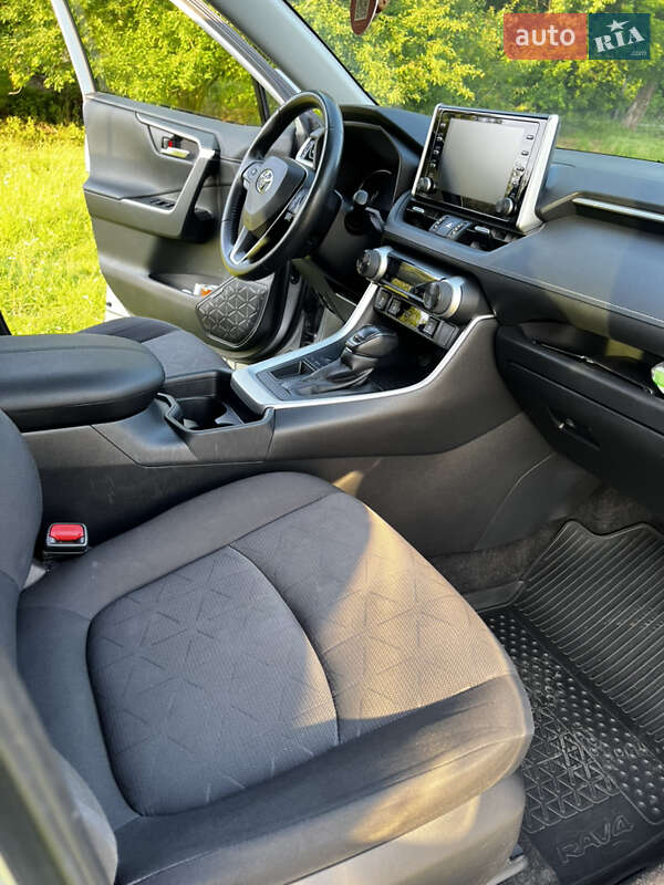 Внедорожник / Кроссовер Toyota RAV4 2021 в Сквире