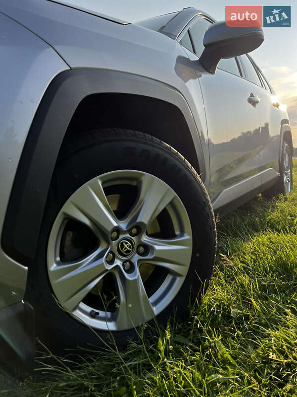 Внедорожник / Кроссовер Toyota RAV4 2021 в Сквире