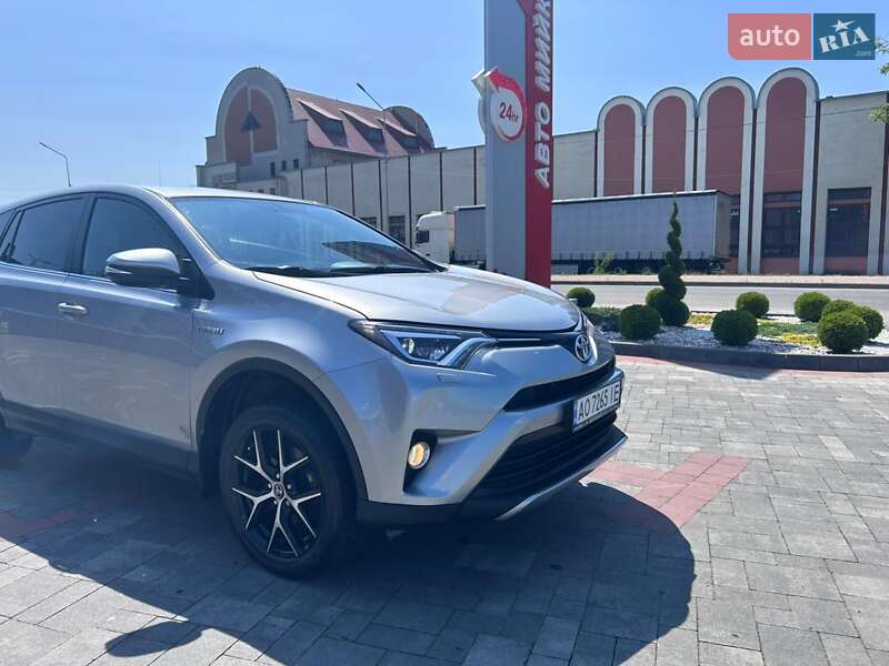 Позашляховик / Кросовер Toyota RAV4 2017 в Хусті