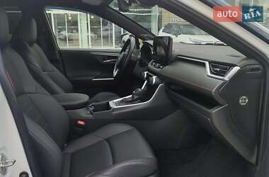 Позашляховик / Кросовер Toyota RAV4 2023 в 
