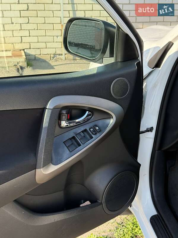 Позашляховик / Кросовер Toyota RAV4 2011 в Харкові