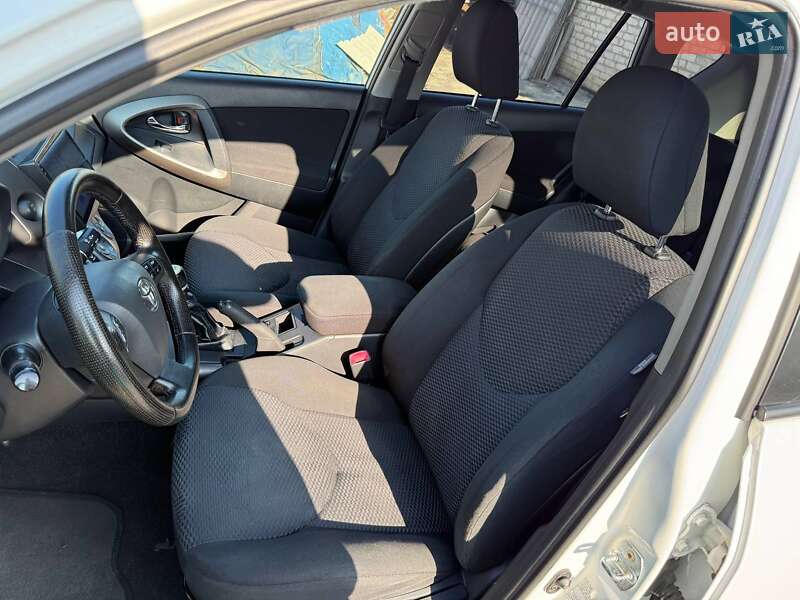 Позашляховик / Кросовер Toyota RAV4 2011 в Харкові