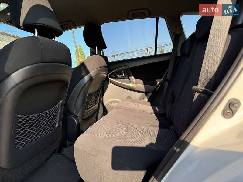 Позашляховик / Кросовер Toyota RAV4 2011 в Харкові