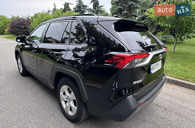 Позашляховик / Кросовер Toyota RAV4 2021 в 