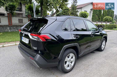 Позашляховик / Кросовер Toyota RAV4 2021 в 