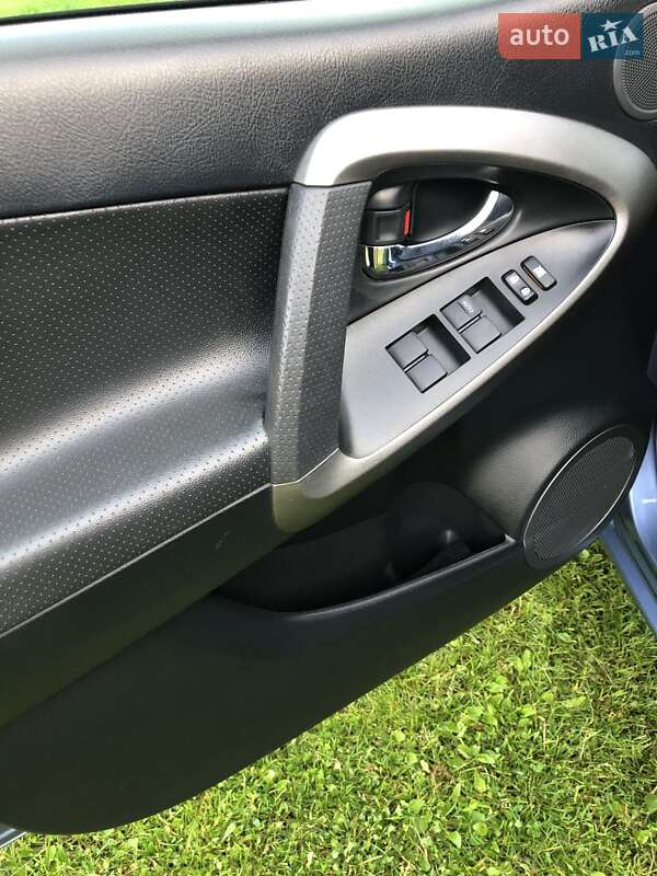 Внедорожник / Кроссовер Toyota RAV4 2011 в Ратным