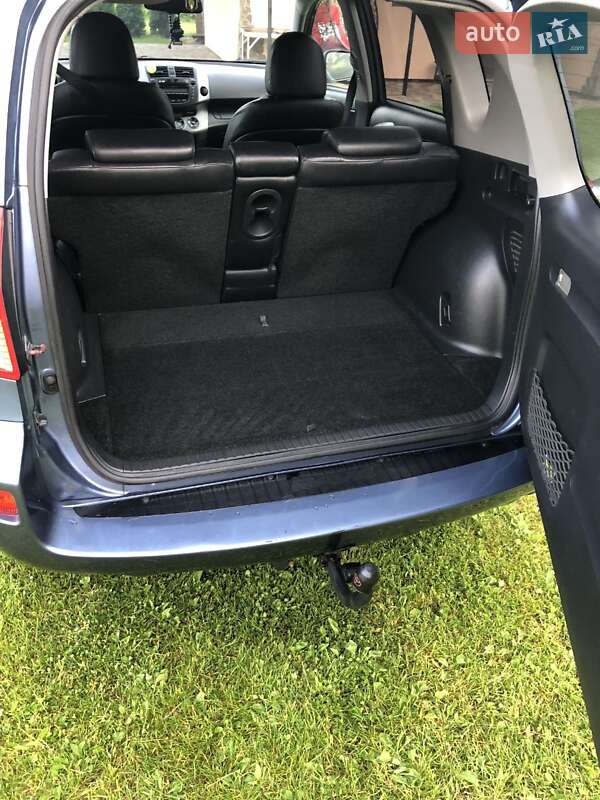 Внедорожник / Кроссовер Toyota RAV4 2011 в Ратным
