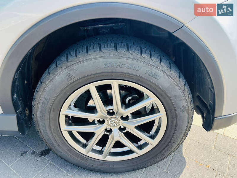 Внедорожник / Кроссовер Toyota RAV4 2017 в Мукачево