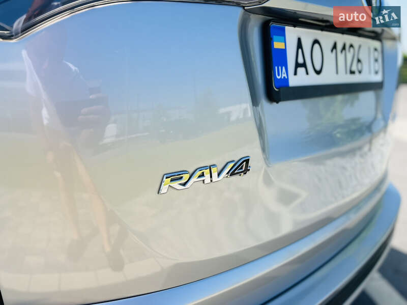 Внедорожник / Кроссовер Toyota RAV4 2017 в Мукачево