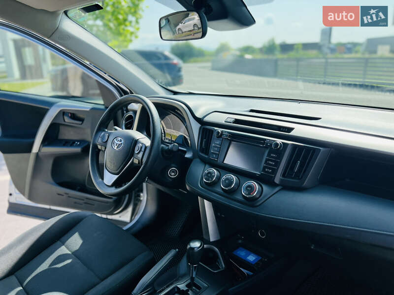 Внедорожник / Кроссовер Toyota RAV4 2017 в Мукачево