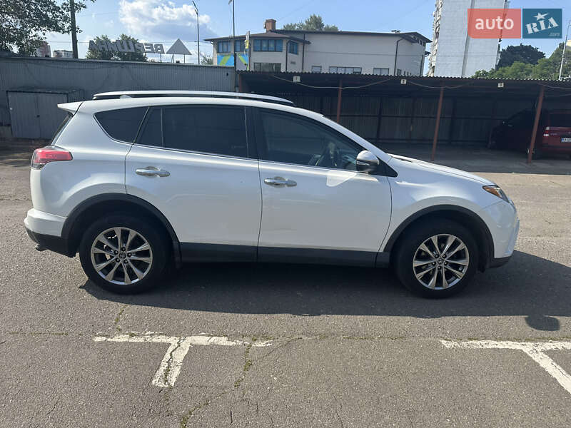 Внедорожник / Кроссовер Toyota RAV4 2016 в Киеве