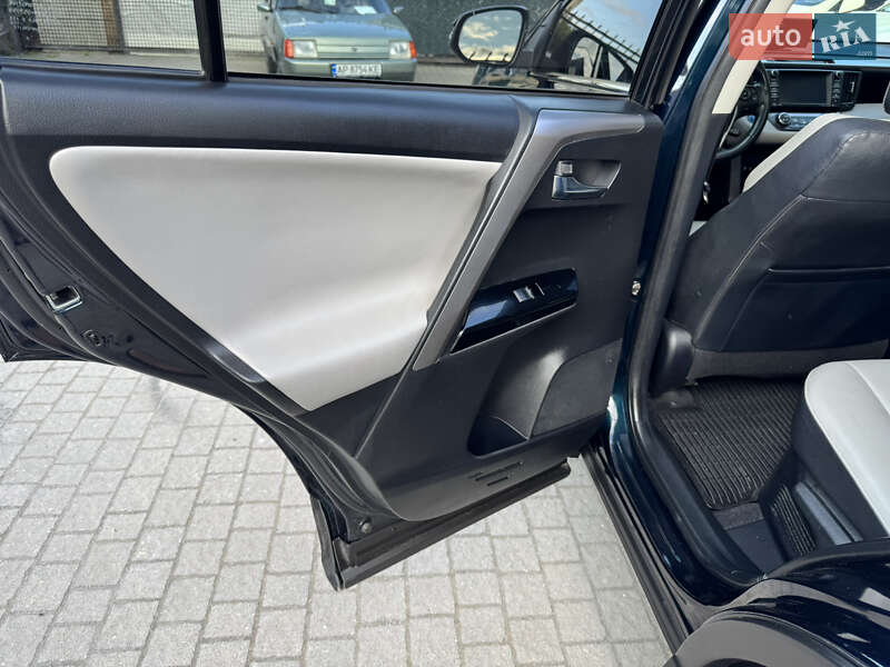 Позашляховик / Кросовер Toyota RAV4 2017 в Запоріжжі