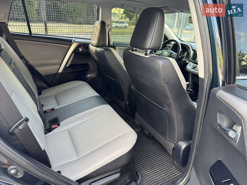 Позашляховик / Кросовер Toyota RAV4 2017 в Запоріжжі