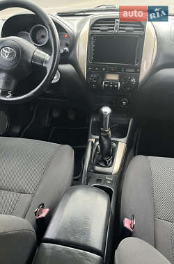 Внедорожник / Кроссовер Toyota RAV4 2005 в 